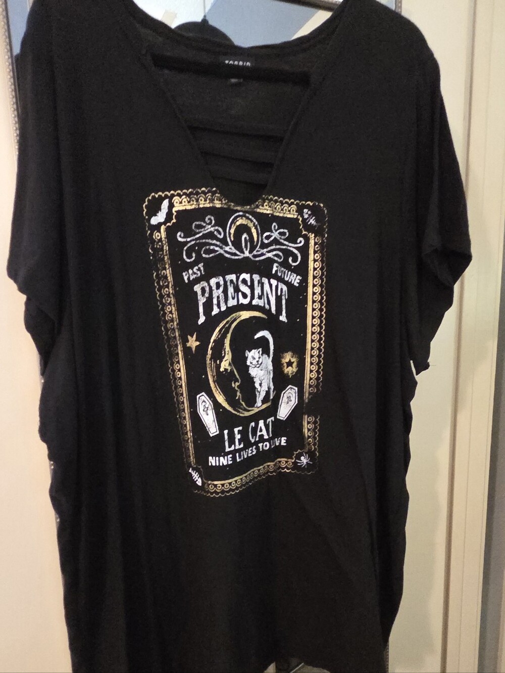 Torrid 4x Coffin-Le Cat Tarot Shimmery Gold Print Slash Front Tee - Picture 3 of 5